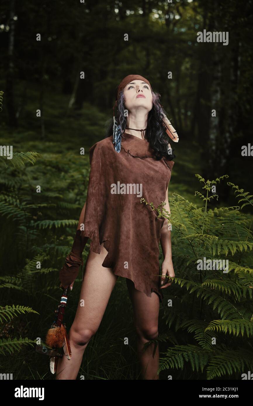 Femme guerrier de forêt regardant le ciel. Costume en cuir Banque D'Images