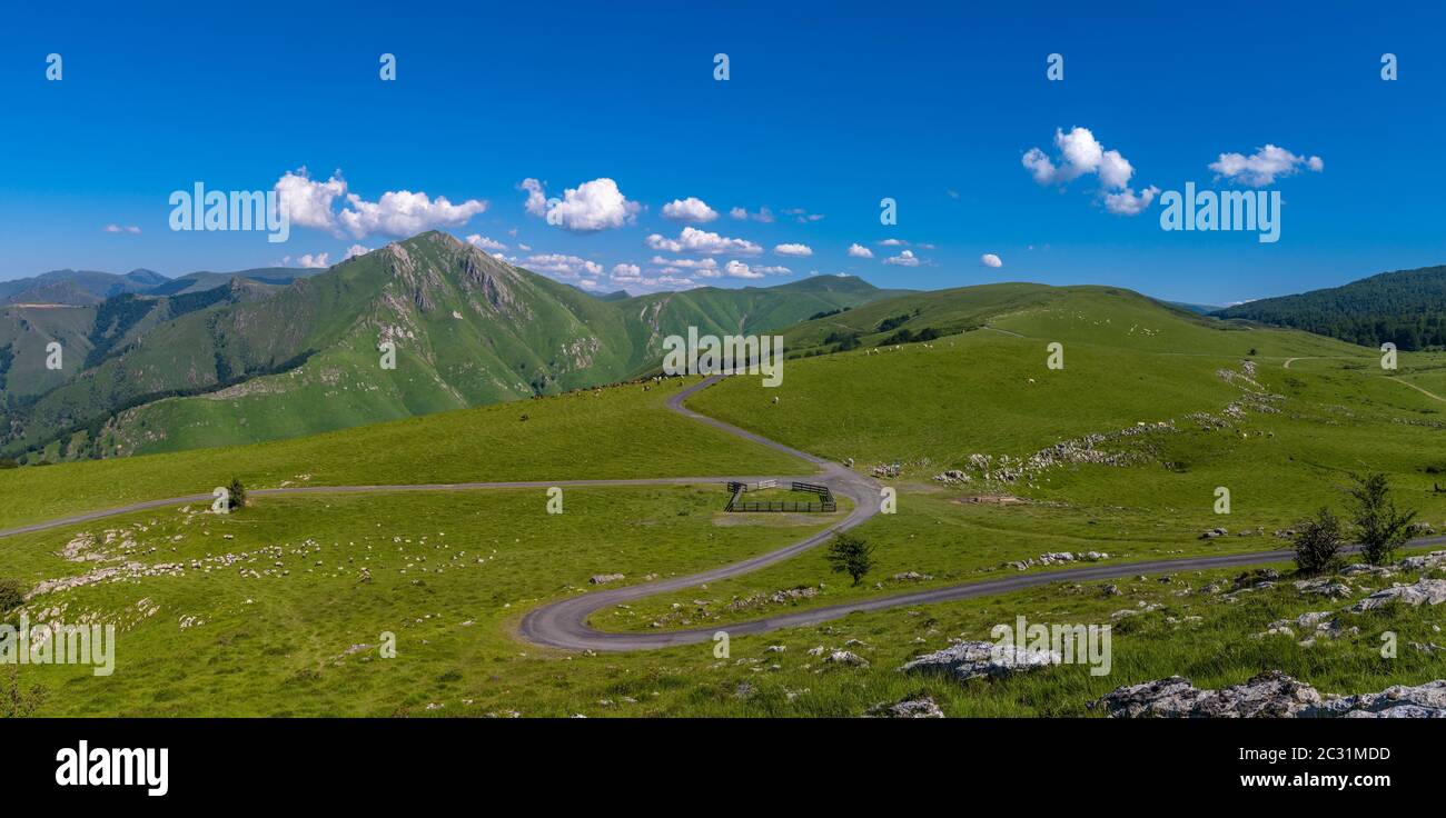 Paysage avec montagnes de l'Iraty, pays Basque, Pyrénées-Atlantique, France Banque D'Images