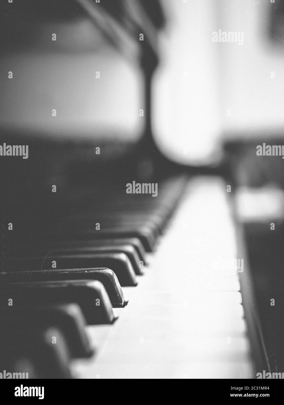 Close-up de touches de piano avec arrière-plan flou. Style vintage photo  avec les rayures, la poussière, le grain et la saleté. Une clé dans la mise  au point Photo Stock - Alamy