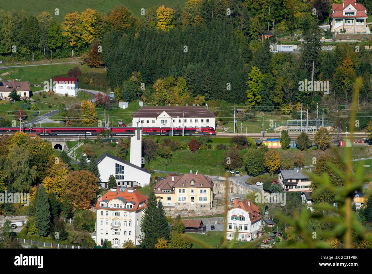 Le train traverse la gare de Breitenstein sur le chemin de fer Semmering. Le chemin de fer Semmering est le plus ancien chemin de fer de montagne d'Europe et un monde de l'UNESCO Banque D'Images