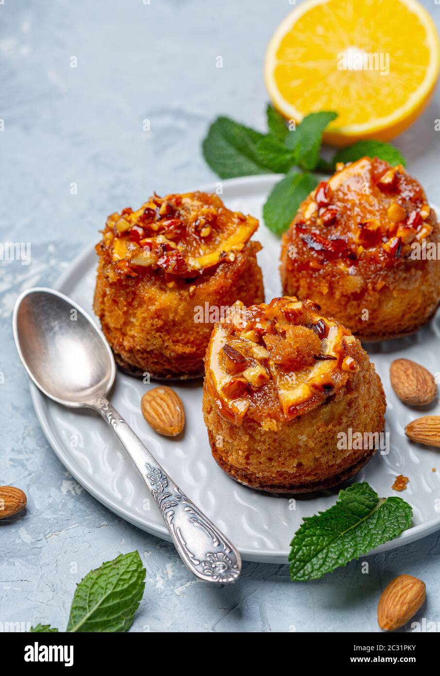 Petits gâteaux à l'orange caramélisée et aux amandes. Banque D'Images