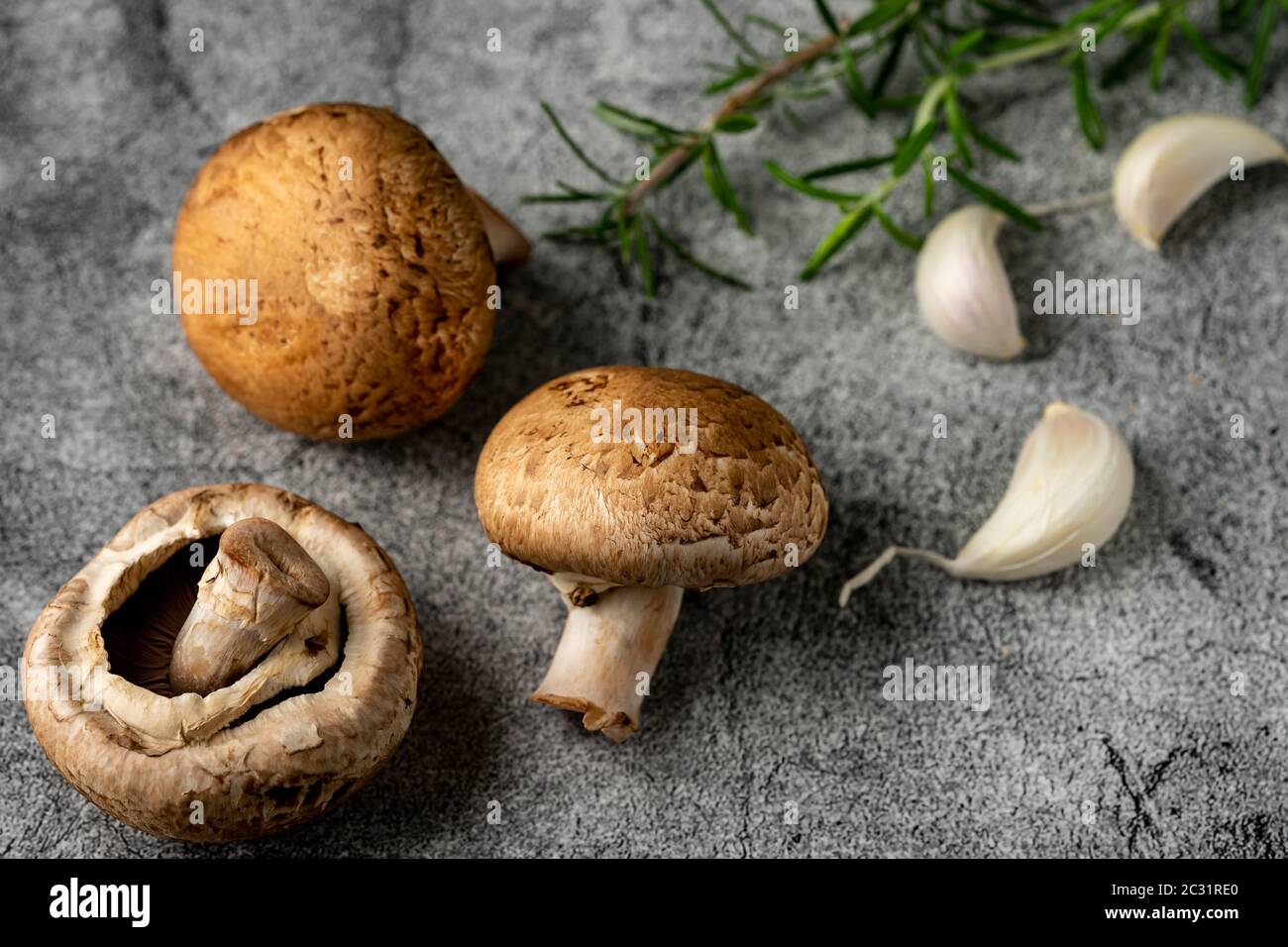 Ingrédients crus. Champignons, romarin et gousse d'ail Banque D'Images