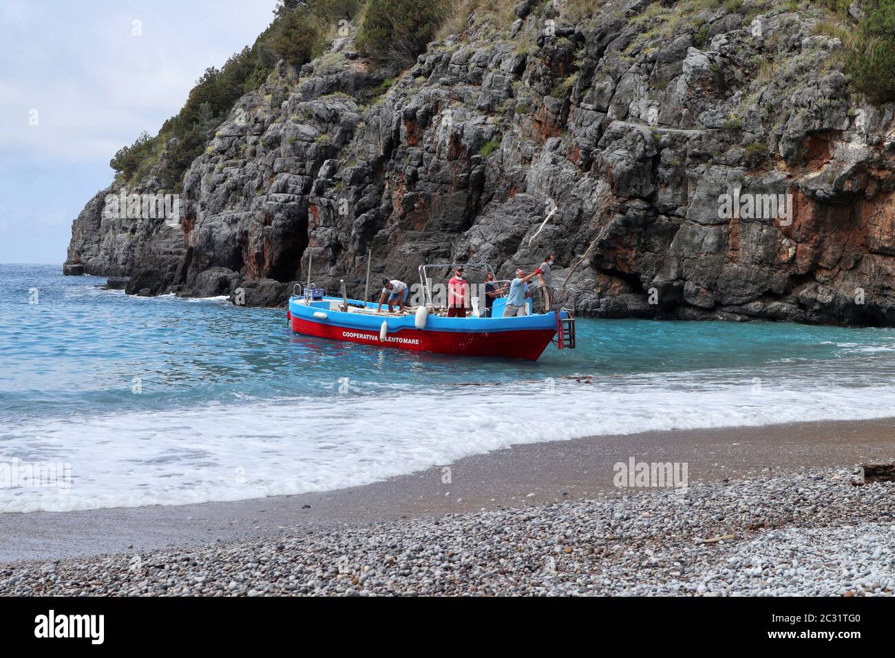 Marina di Camerota - Scaraco di legna sulla spiaggia di Pozzallo Banque D'Images