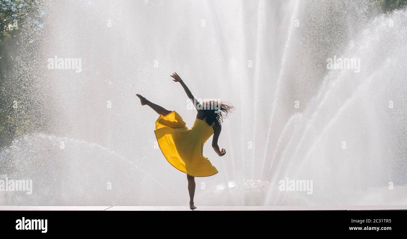 Vue sur la danseuse sur la fontaine, Bainbridge Island, Washington, États-Unis Banque D'Images