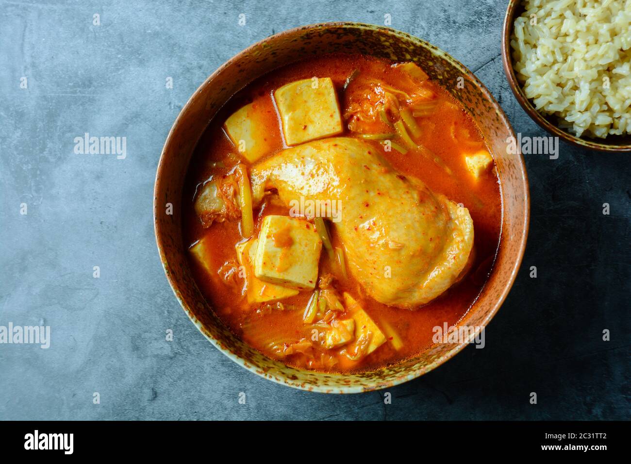 Soupe traditionnelle coréenne Kimchi au poulet et au tofu doux Banque D'Images