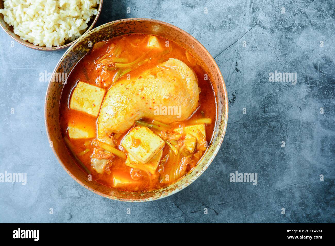 Soupe traditionnelle coréenne Kimchi au poulet et au tofu doux Banque D'Images