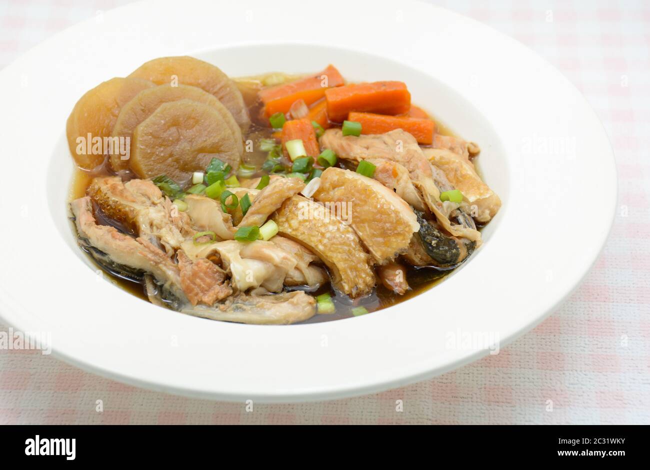 Saumon dans la source de soja avec légumes, soupe de maw de poisson Banque D'Images