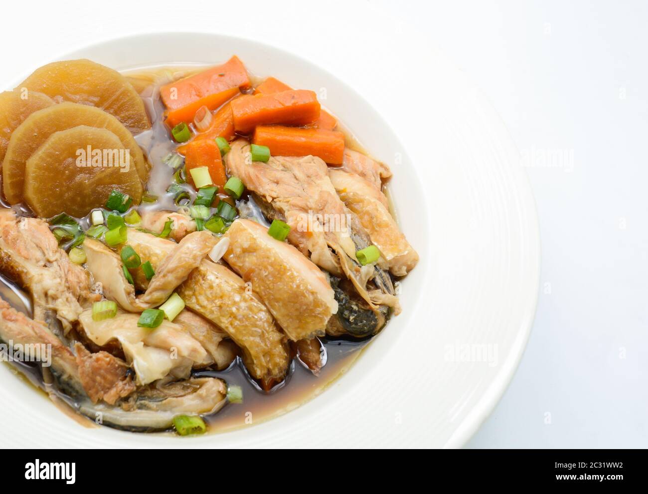 Saumon dans la source de soja avec légumes, soupe de maw de poisson Banque D'Images