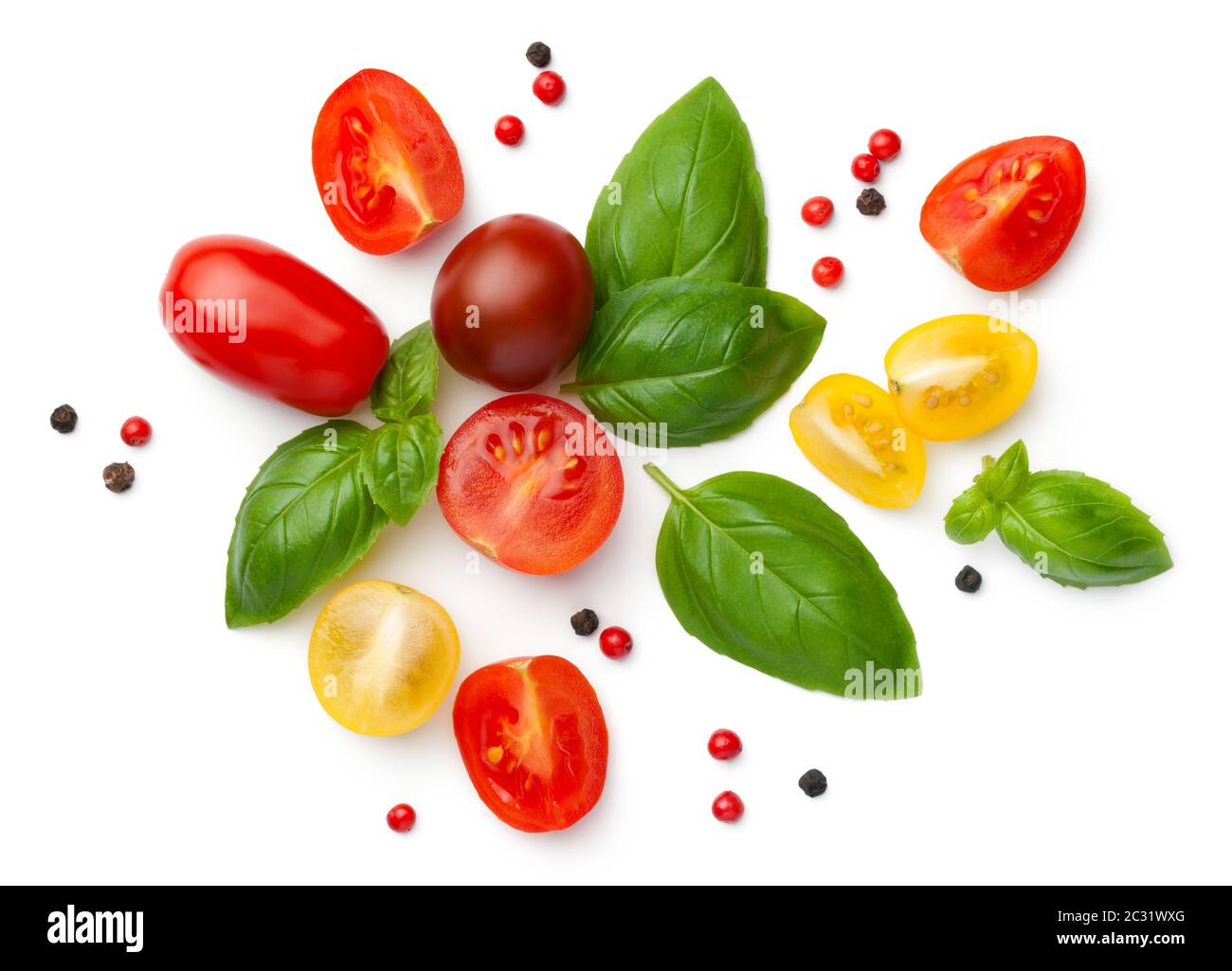 Composition avec tomates cerises fraîches isolées sur fond blanc. Rouge, jaune et marron les tomates, les feuilles de basilic et de poivre. Haut de la vue, télévision lay Banque D'Images