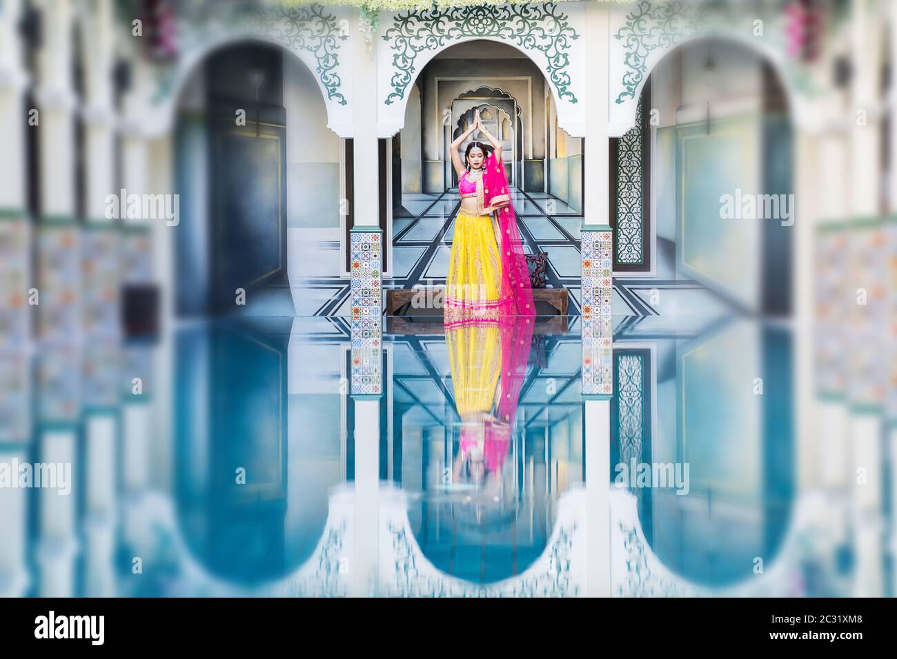 Costume indien rose et jaune Belle fille, visage partiellement couvert de saree. Portrait de Trait Banque D'Images