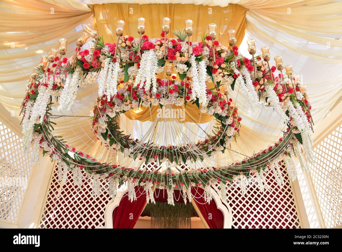 Décoration de plafond avec fleurs pour la fête de désherbage Banque D'Images