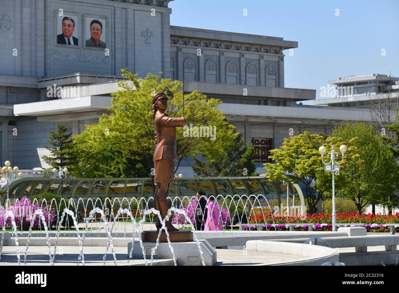 Pyongyang, Corée du Nord - 2 mai 2019 : détail de la fontaine avec sculptures dans le parc du Kumsusan Memorial Palace du soleil Mausolée de Kim il Sung Banque D'Images