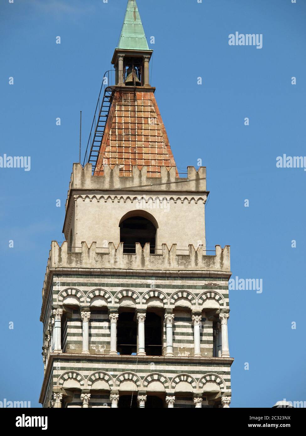 Tour de cathédrale St Zeno's - Pistoia en Toscane Banque D'Images