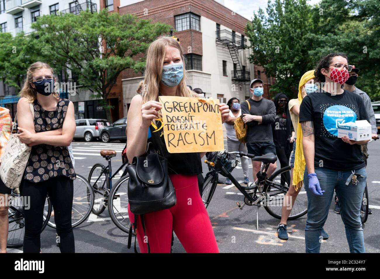 New York, États-Unis. 18 juin 2020. Quelques dizaines de personnes ont protesté contre le racisme du propriétaire de Tommy's Tavern dans le quartier de Greenpoint à Brooklyn. Le propriétaire de la taverne a été accusé de hurler des liqueurs raciales à l'employé du café voisin. (Photo de Lev Radin/Pacific Press) crédit: Agence de presse du Pacifique/Alamy Live News Banque D'Images