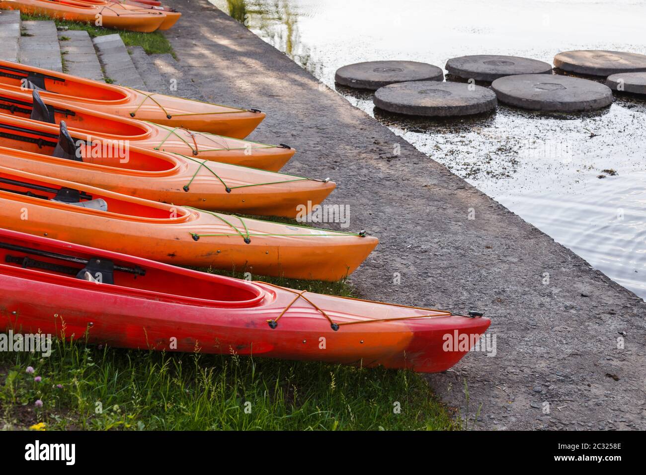 Kayaks en polymère, sports nautiques. Équipement de club d'été de canoë. Repos actif, sport, kayak. Bateau pour rafting sur l'eau. Quelques kayaks sont à louer Banque D'Images