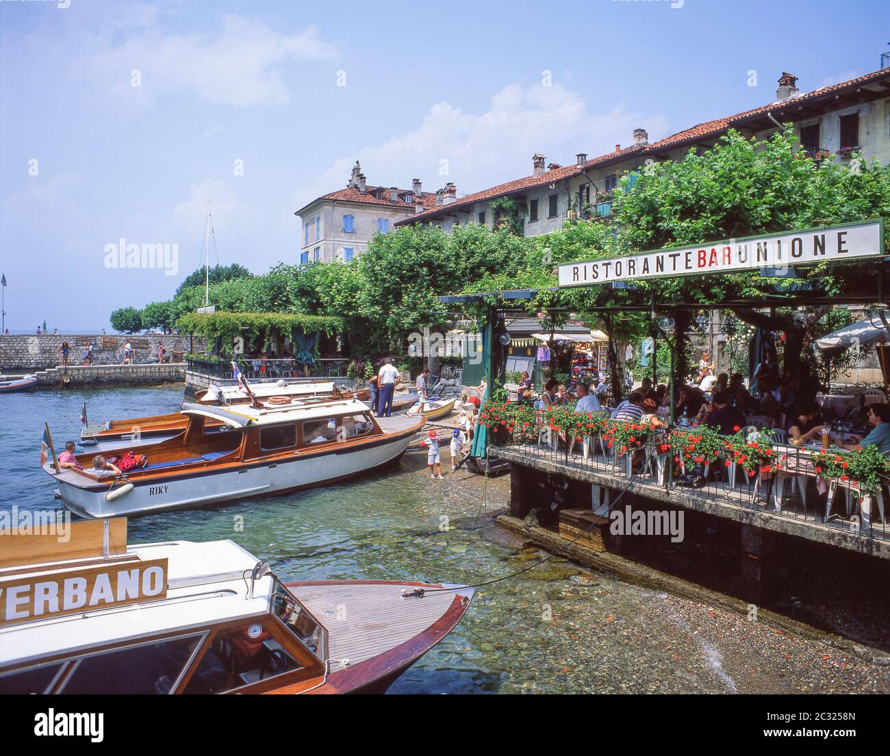 Restaurant sur les rives du lac majeur, Isloa Pescatori (île des pêcheurs), province de Verbano-Cusio-Ossola, région Piémont, Italie Banque D'Images