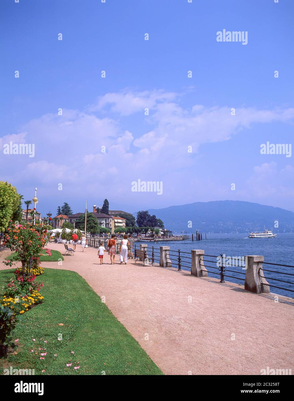 Promenade du bord de mer du lac majeur, Baveno, province de Verbano-Cusio-Ossola, région Piémont, Italie Banque D'Images