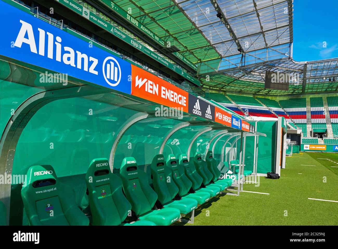 Banc du personnel au stade FC Rapid Banque D'Images