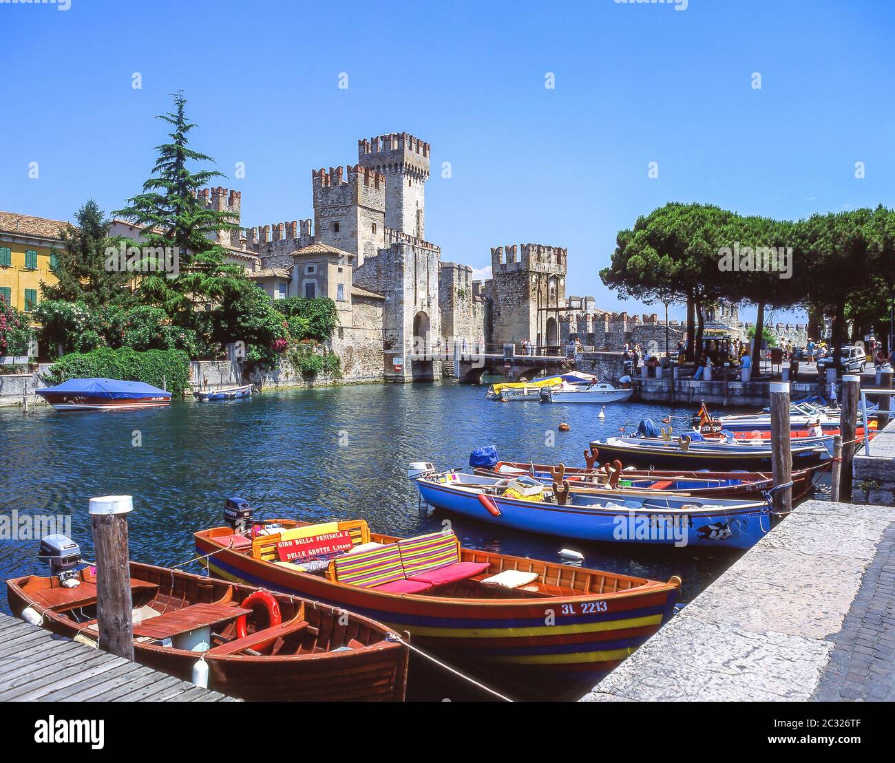 Boat Harbour et 13e siècle Château Scaliger, Sirmione, Lac de Garde, Province de Brescia, Lombardie, Italie Banque D'Images