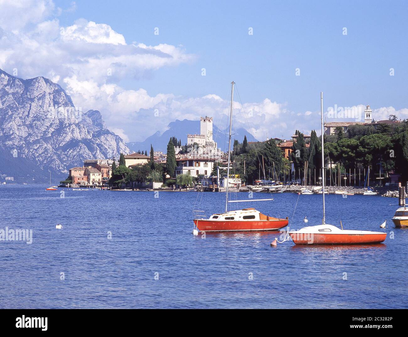 Bateaux dans le port sur le lac de Garde, Malcsene, province de Vérone, région de Vénétie, Italie Banque D'Images