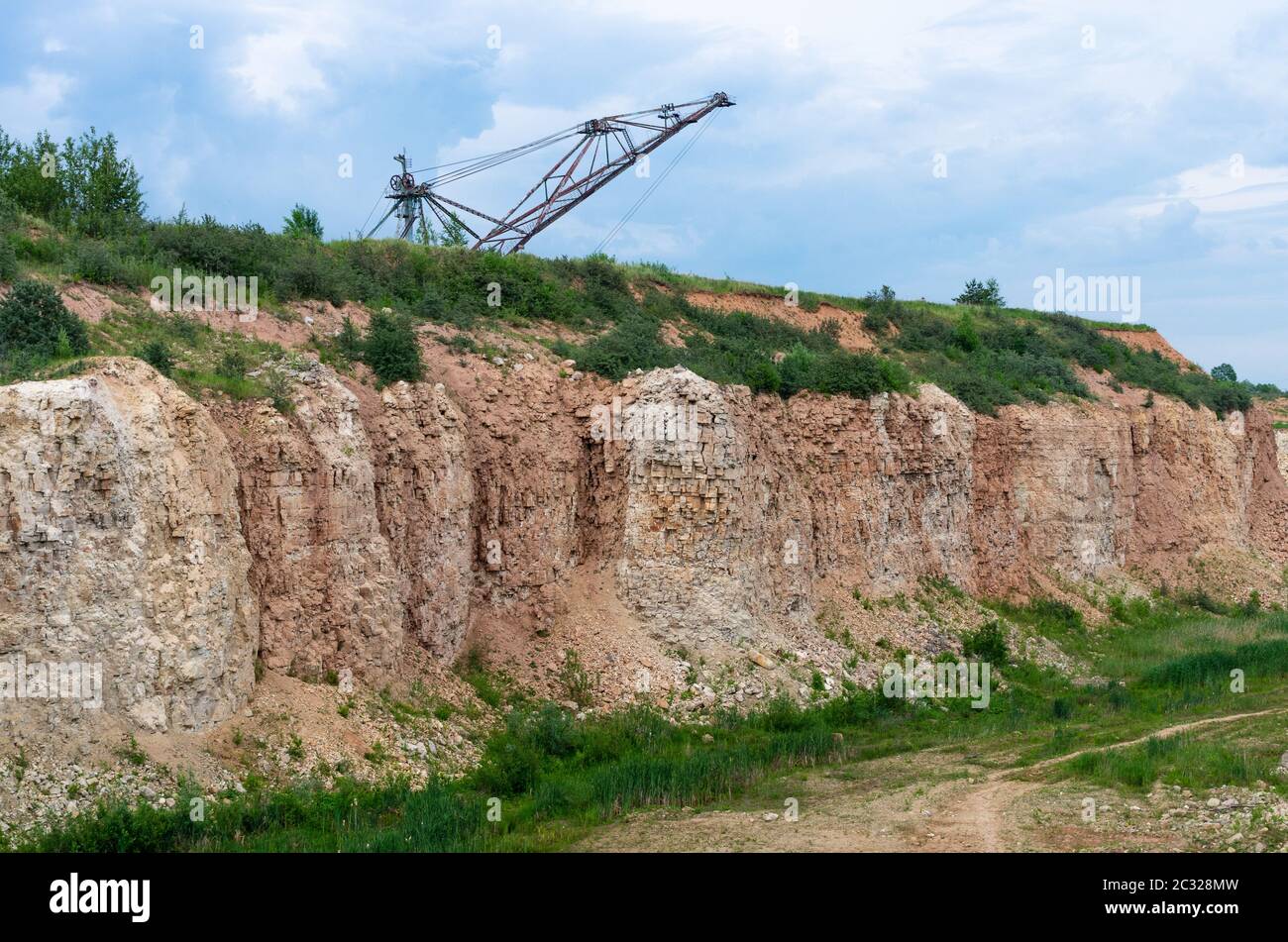 L'excavateur géant de l'industrie des machines en Lituanie. Naujoji Akmene. Banque D'Images