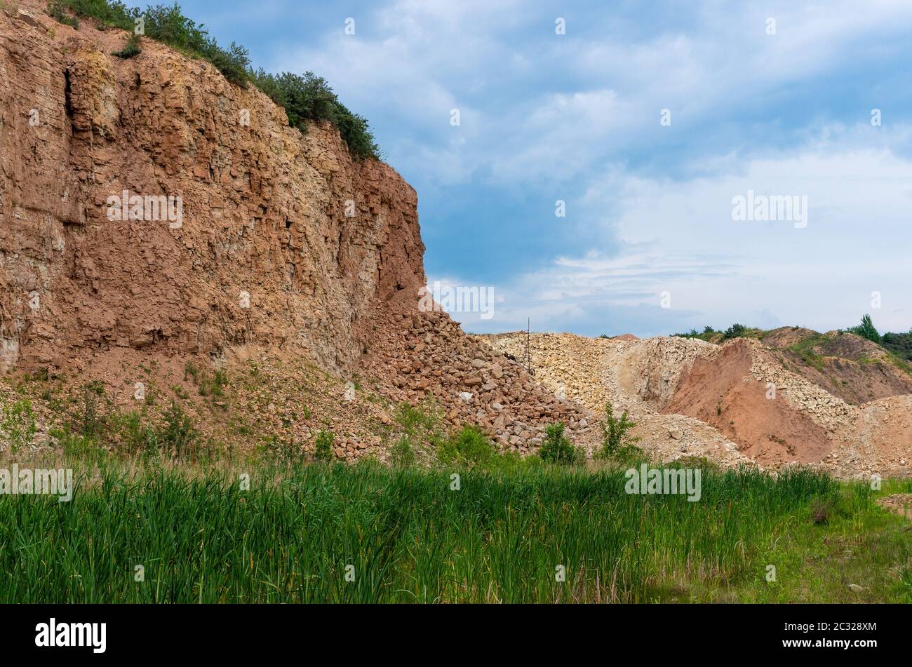 L'extraction de calcaire pour l'usine de ciment quelque part en Lituanie. Banque D'Images