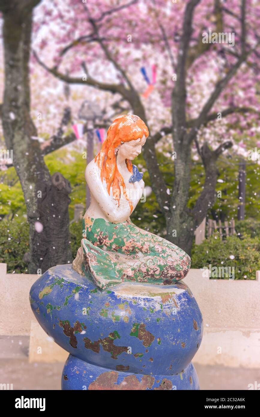 La petite Sirène du livre de Hans Christian Andersen sous les cerisiers en fleurs du parc Asukayama Banque D'Images La petite Sirène du livre de Hans Christian Andersen sous les cerisiers en fleurs du parc Asukayama Banque D'Images