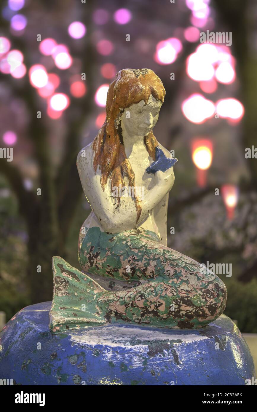 La petite Sirène du livre de Hans Christian Andersen sous les cerisiers en fleurs du parc Asukayama Banque D'Images La petite Sirène du livre de Hans Christian Andersen sous les cerisiers en fleurs du parc Asukayama Banque D'Images