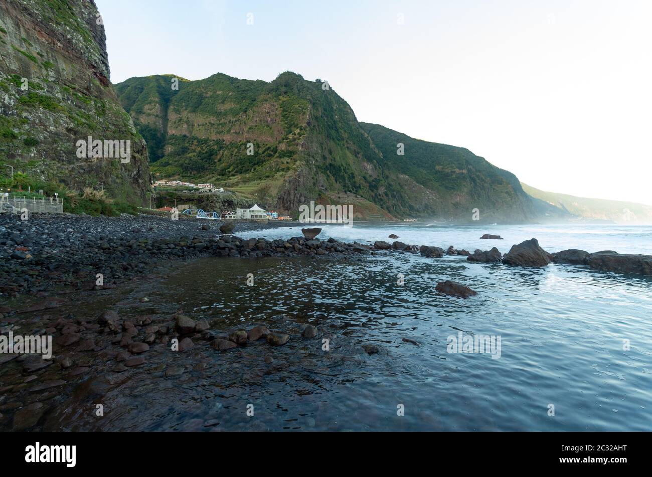 La plage avec beaucoup de pierres à Sao Vicente dans l'île de Madère. Photo prise tôt le matin. Banque D'Images