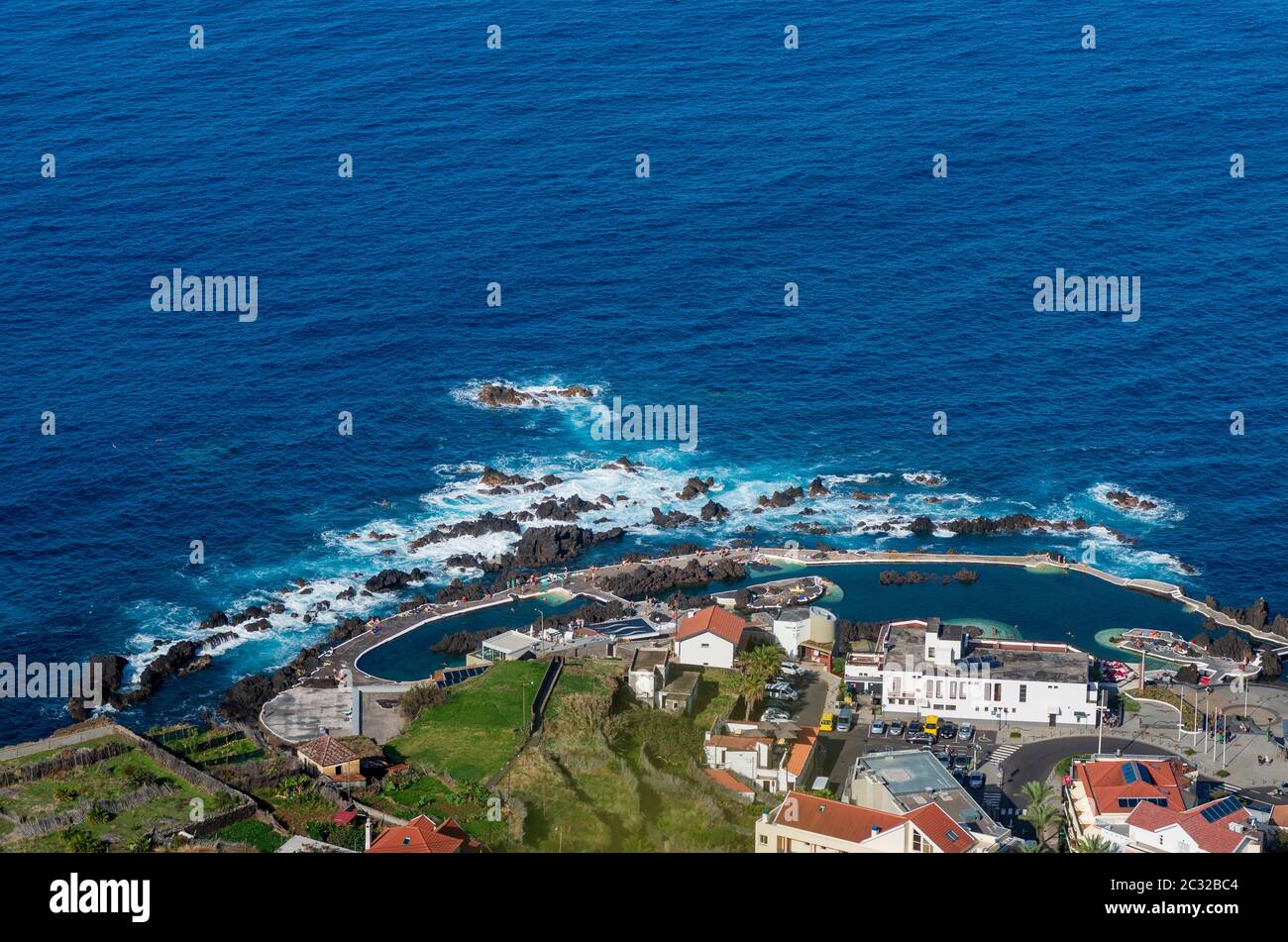 Madeira / Portugal - 1 novembre 2019 : Petite commune côtière Porto Moniz océanique avec ses piscines et d'agréables maisons. Banque D'Images