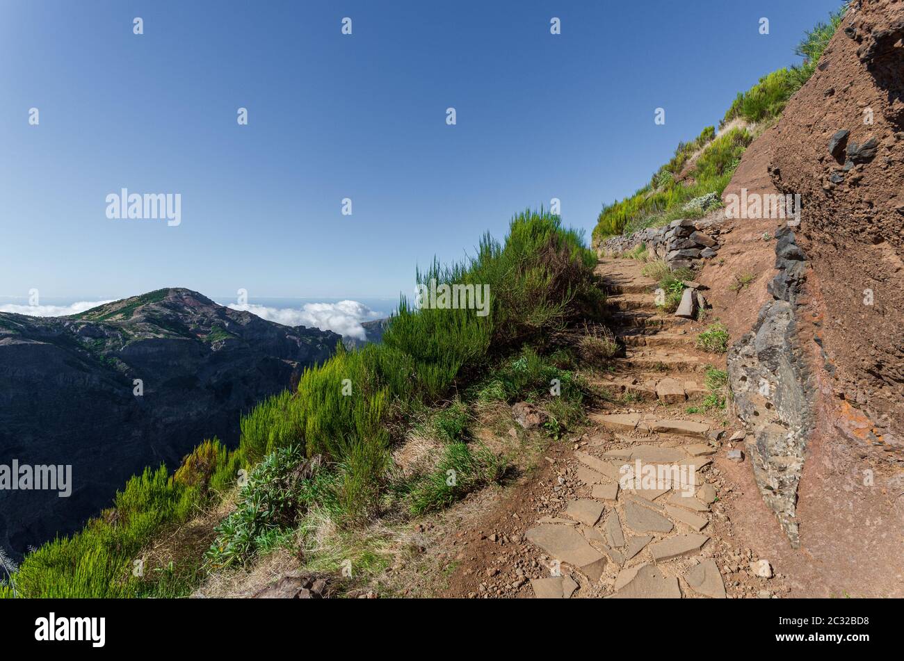 Passage de sentiers de randonnée de la montagne Pico do Arieiro à Pico Ruivo, Madère. Banque D'Images