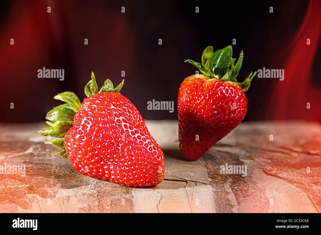 Envie d'été rouge doux, fraises sur fond noir Banque D'Images