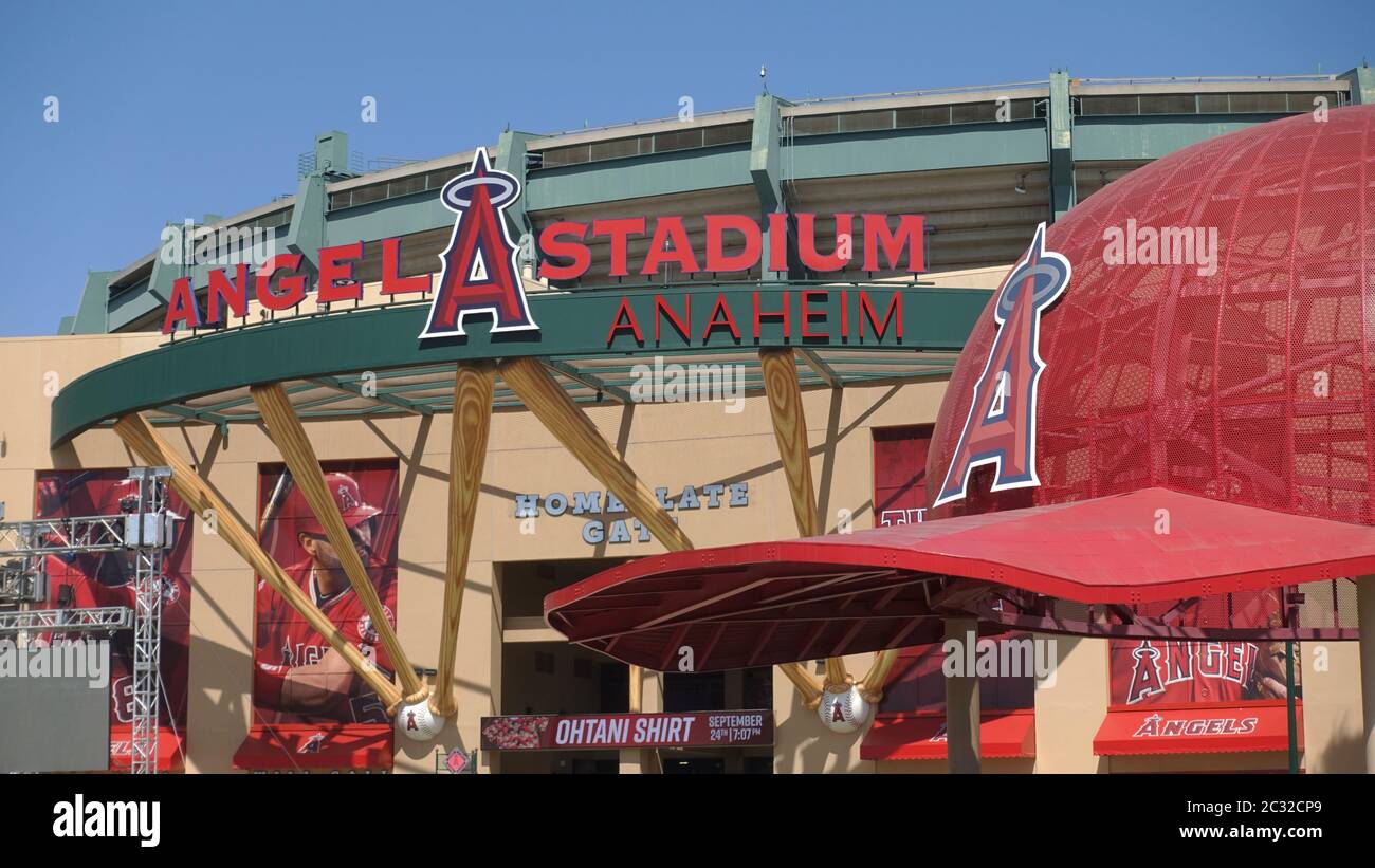 Entrée de l'Angel Stadium à Anaheim avec les énormes casquettes rouges caractéristiques Banque D'Images