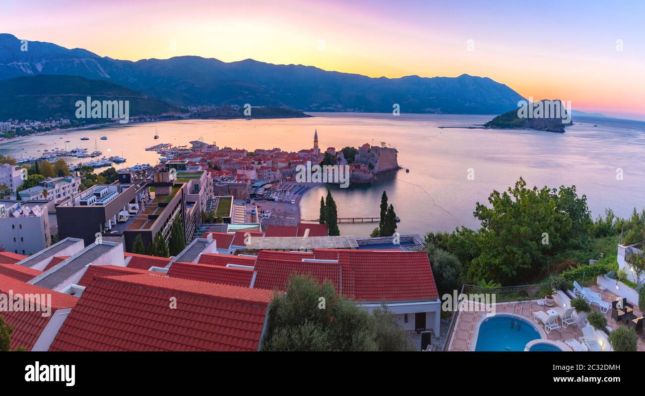Vue panoramique sur la vieille ville de Budva ville monténégrine sur la mer Adriatique au lever du soleil, le Monténégro Banque D'Images