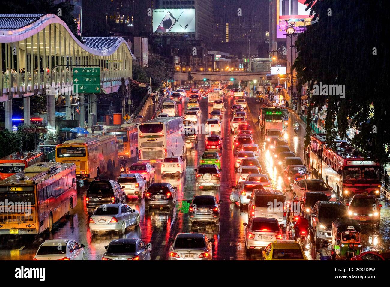 Bangkok-Thaïlande SEP 5 2018 : embouteillage sur Ratchadamri Rd, de l'intersection Pratunam dans la soirée après le travail et la pluie Banque D'Images