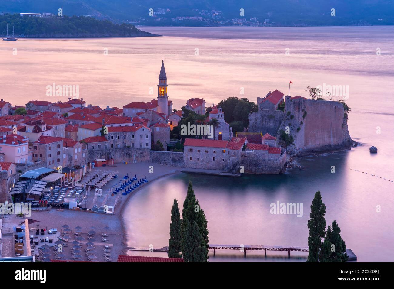 Vue aérienne au-dessus de la vieille ville de Budva ville monténégrine sur la mer Adriatique, le Monténégro au lever du soleil rose Banque D'Images