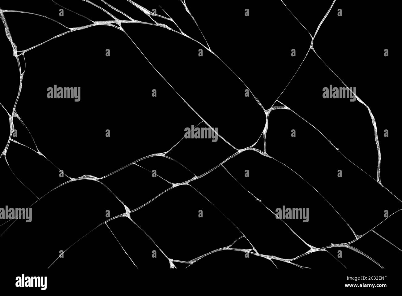 Plis et fissures de l'écran du smartphone causés par des chocs écrasés et des chutes, des détails de gros plan et un résumé sur fond noir Banque D'Images