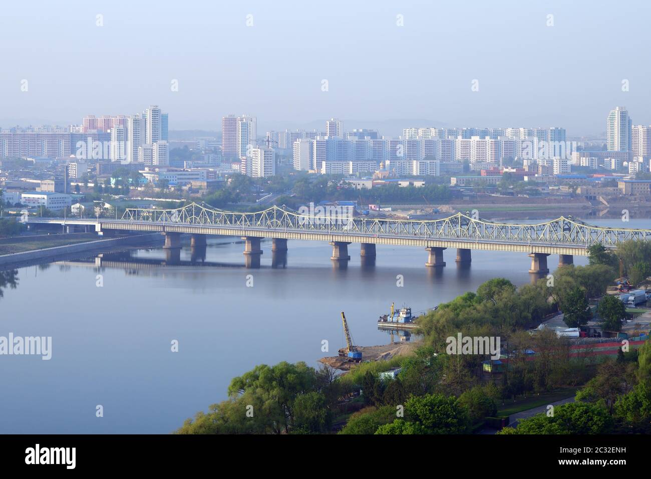 Pyongyang, RPD de Corée, Corée du Nord. Pont sur la rivière Taedong depuis l'île de Yanggakdo et vue sur les gratte-ciel à l'aube Banque D'Images