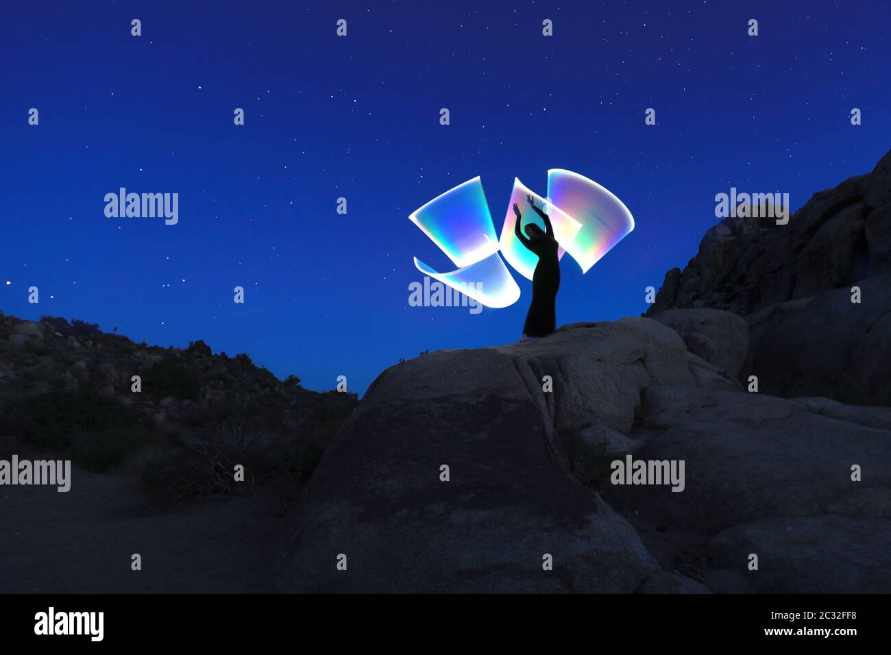 Creative Light Painting Girl avec couleur et éclairage de tube Banque D'Images