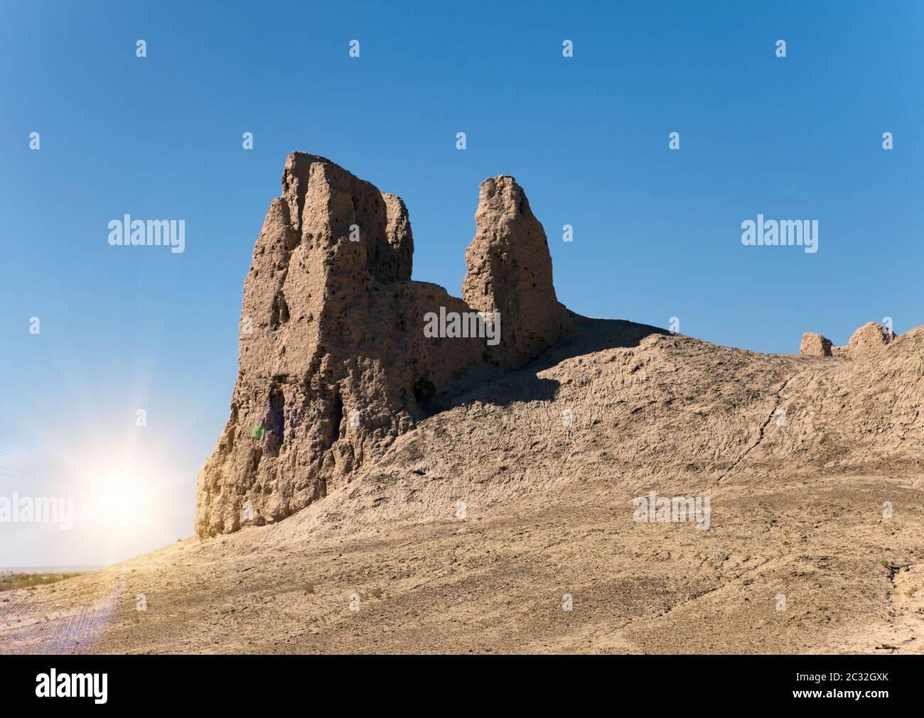 Des squelettes de l'enceinte de l'ancienne forteresse de Khorezm dans le désert. L'Ouzbékistan Banque D'Images