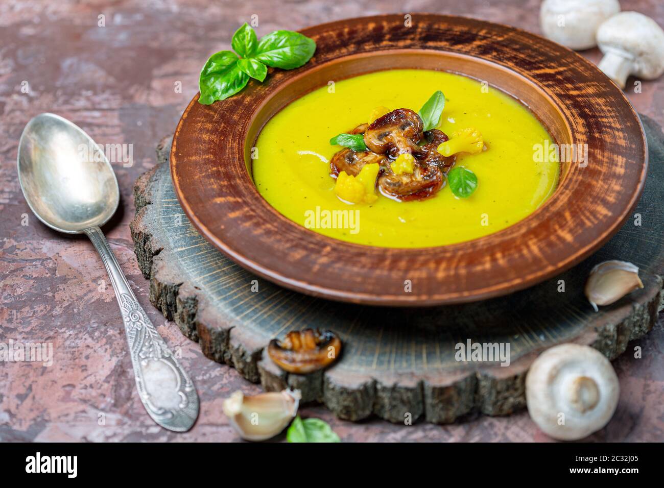 Soupe de chou-fleur avec pommes de terre et champignons. Banque D'Images Soupe de chou-fleur avec pommes de terre et champignons. Banque D'Images