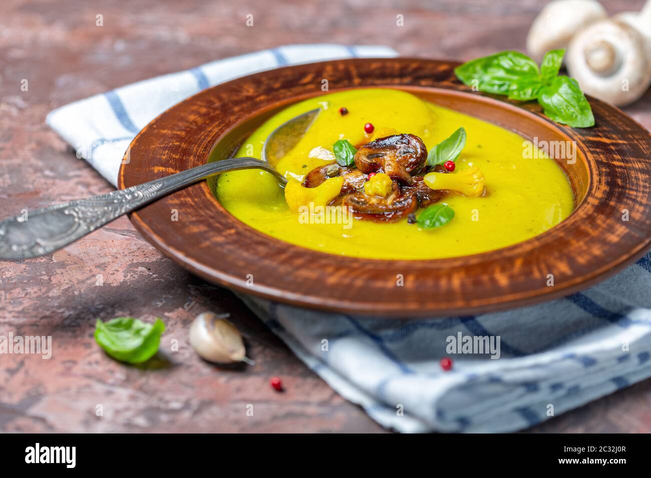 Soupe de chou-fleur aux champignons, à l'ail et au curcuma. Banque D'Images Soupe de chou-fleur aux champignons, à l'ail et au curcuma. Banque D'Images