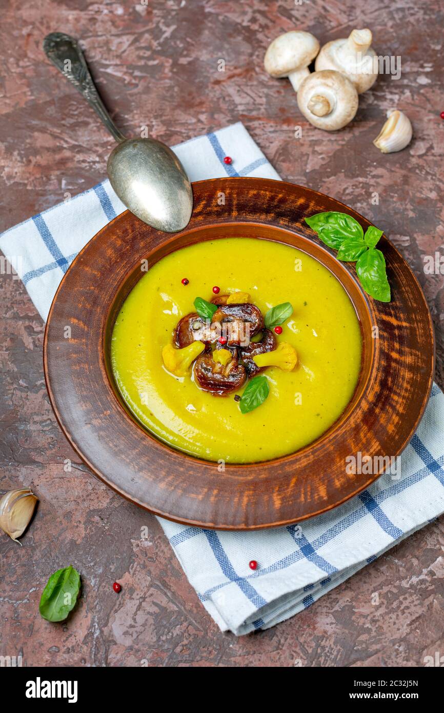 Purée de chou-fleur aux pommes de terre avec champignons. Banque D'Images Purée de chou-fleur aux pommes de terre avec champignons. Banque D'Images