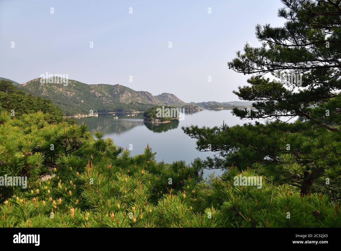 Paysage incroyable du lac Samilpo. Merveilleux reflets et île smal. C'est un des monuments naturels désignés par la Corée du Nord Banque D'Images