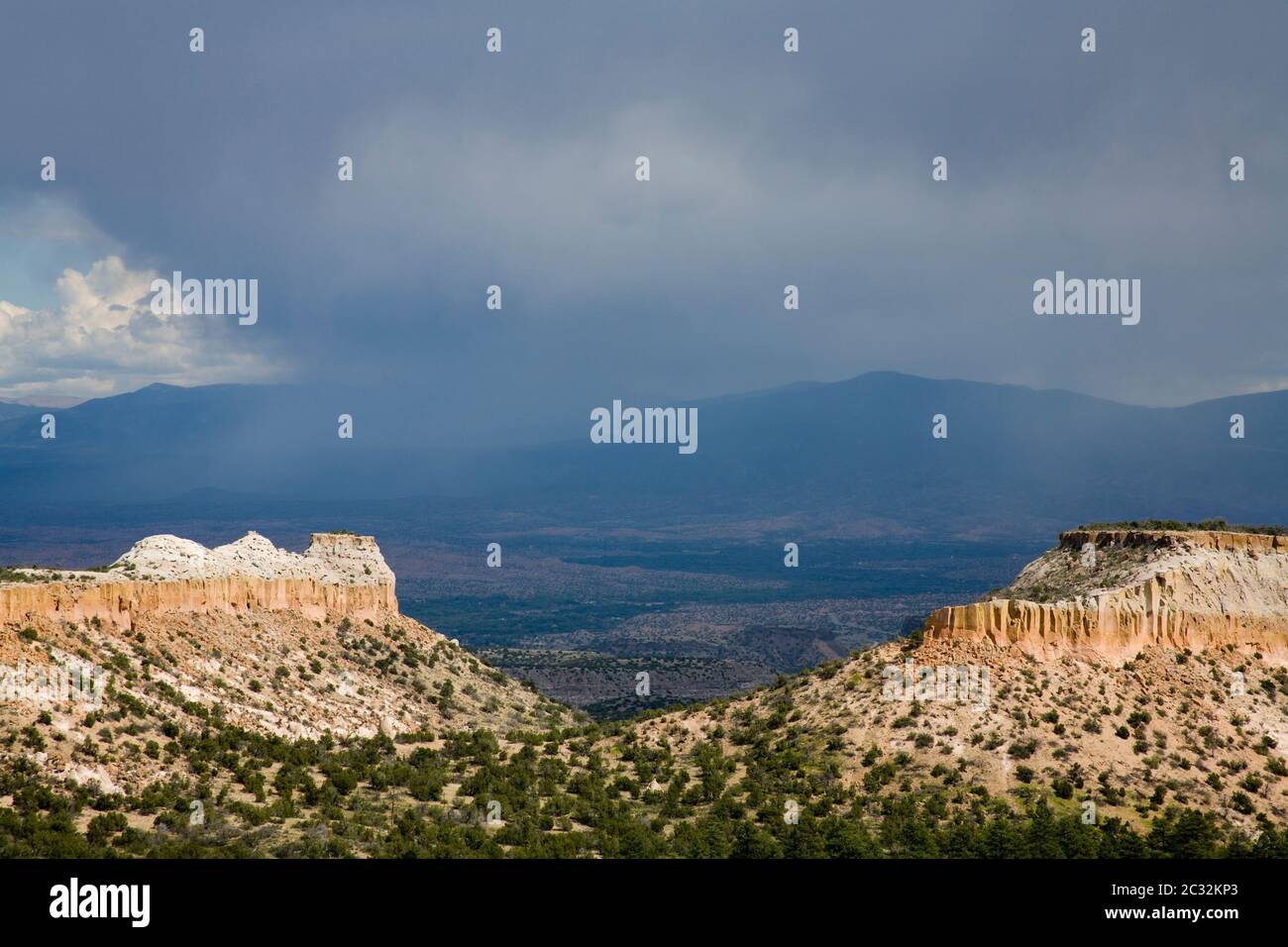 Orage près de Los Alamos, Nouveau-Mexique, États-Unis Banque D'Images