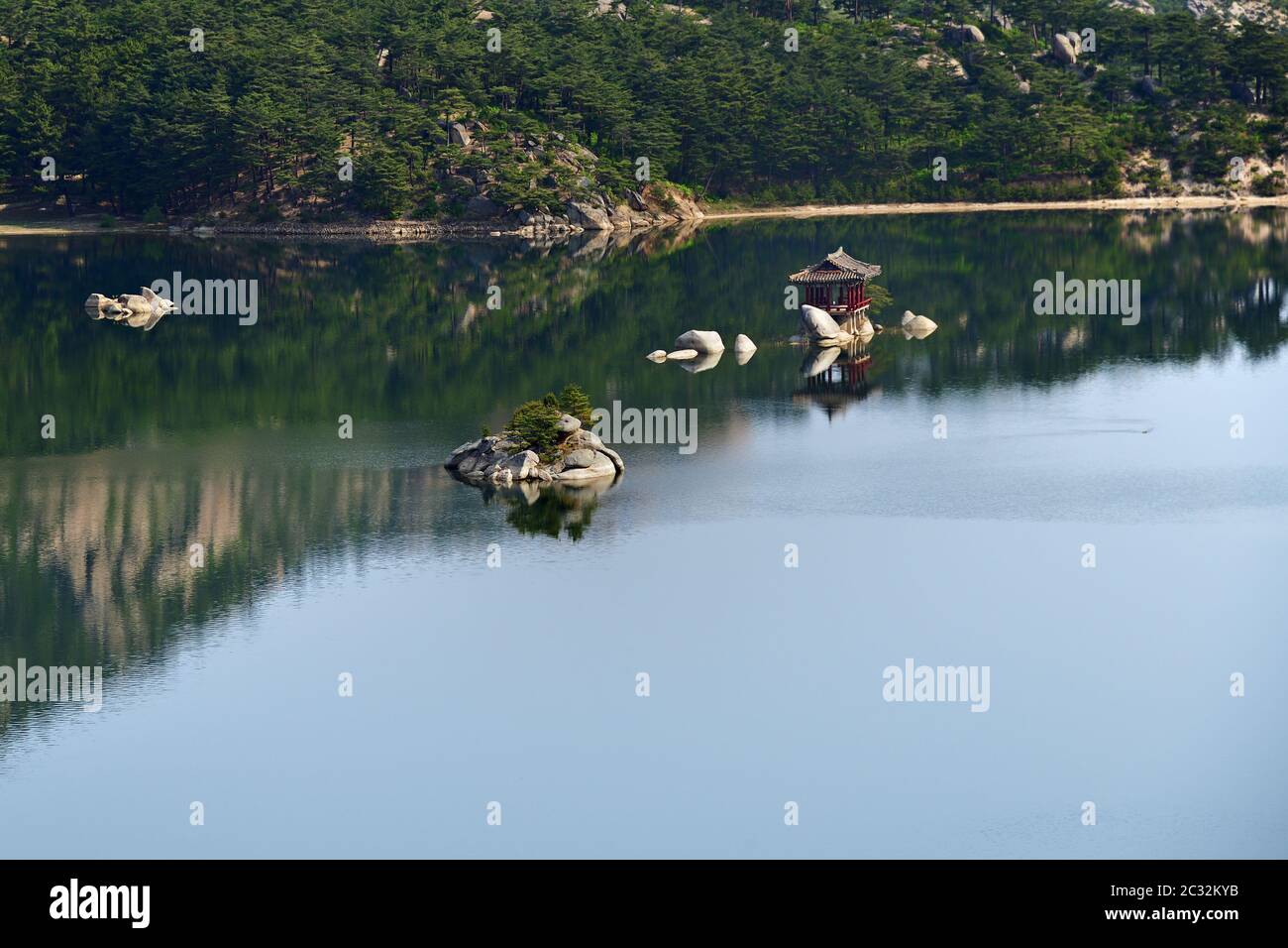 Paysage incroyable du lac Samilpo. Merveilleux pavillon et reflets. C'est un des monuments naturels désignés par la Corée du Nord Banque D'Images
