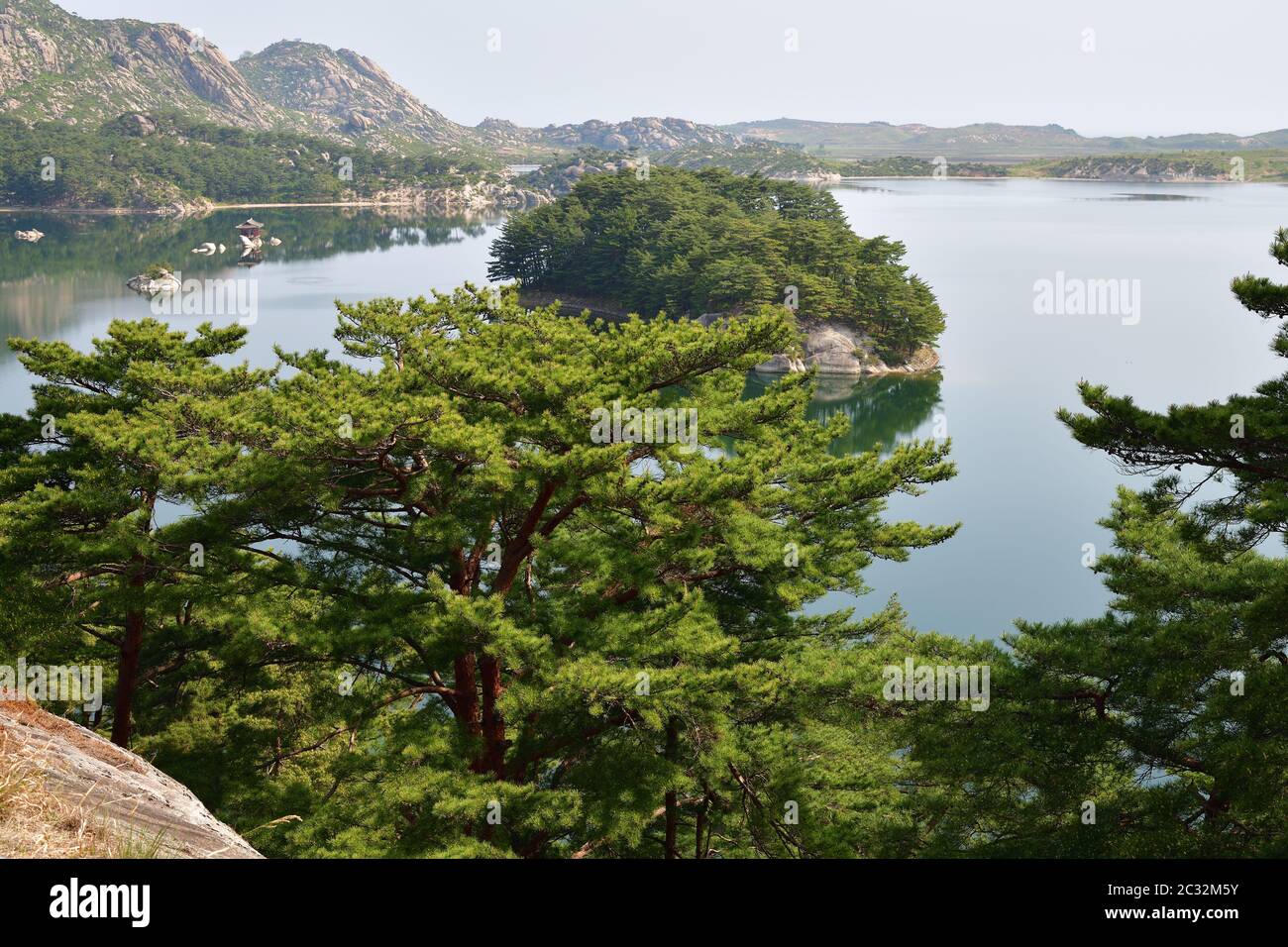 Paysage incroyable du lac Samilpo. Merveilleux reflets et île smal. C'est un des monuments naturels désignés par la Corée du Nord Banque D'Images