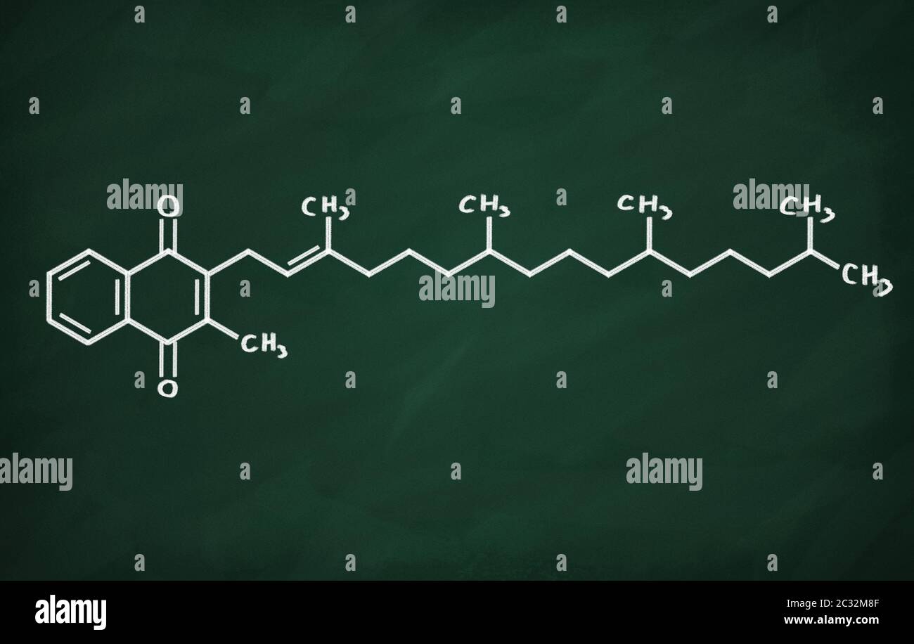 Modèle structural de la vitamine K sur le tableau noir. Banque D'Images