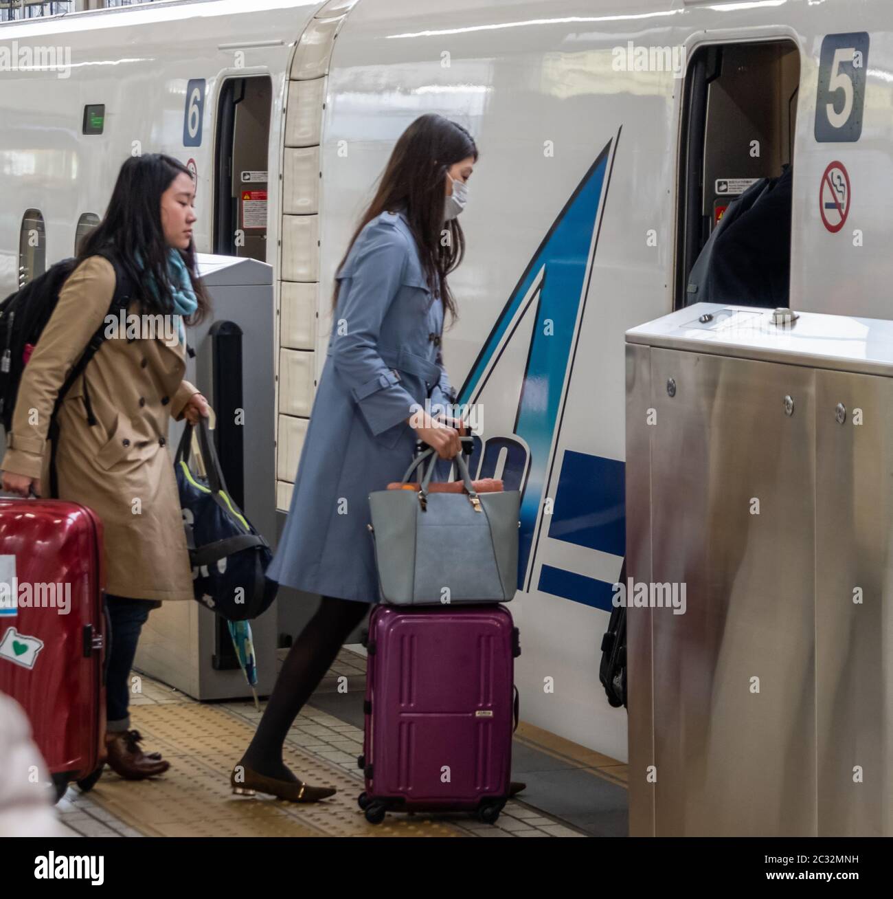 Les navetteurs embarquant à bord d'un Shinkansen à la gare de Kyoto, au Japon Banque D'Images