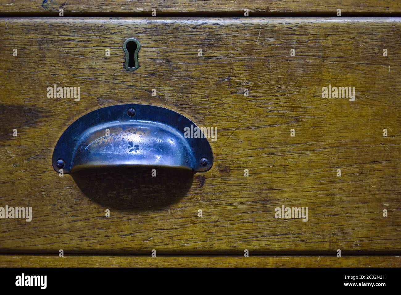 Bureau en bois antique fermé face de tiroir Banque D'Images